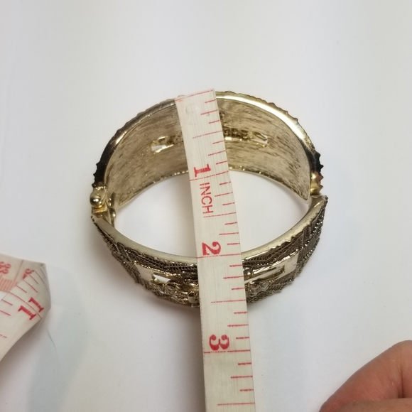 ORNATE GOLD TONE FLEUR DE LIS BANGLE BRACELET - Picture 6 of 8